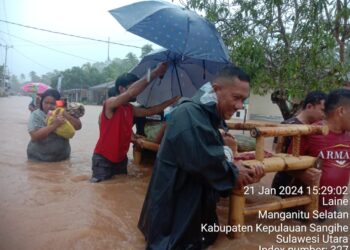 Foto: Lansia dan Orang Sakit Digotong ke Tempat Pengungsian (Dok. Istimewa)