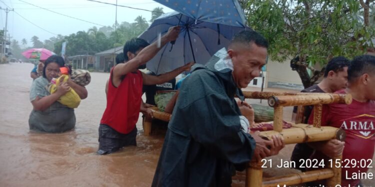Foto: Lansia dan Orang Sakit Digotong ke Tempat Pengungsian (Dok. Istimewa)