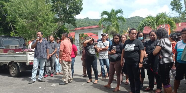 Foto: Masyarakat Kampung Menggawa Saat menggelar orasi di halaman kantor DPRD Sangihe. (Dok. Rendy/Barta1)