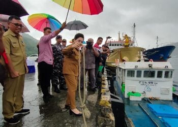 Foto: Pj. Bupati Sangihe, dr. Rinny Tamuntuan Melepas Ekspor Perdana Tuna ke Filipina di Pelabuhan Nusantara Tahuna. (Dok. Rendy/barta1)