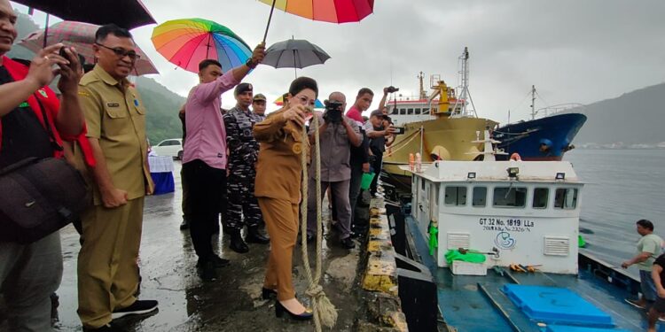 Foto: Pj. Bupati Sangihe, dr. Rinny Tamuntuan Melepas Ekspor Perdana Tuna ke Filipina di Pelabuhan Nusantara Tahuna. (Dok. Rendy/barta1)