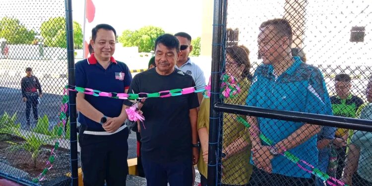 Ketua Pengadilan Tinggi Manado, Asli Ginting, S.H., M.H saat menggunting pita peresmian lapangan tenis Pengadilan Negeri Melonguane.