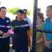 Ketua Pengadilan Tinggi Manado, Asli Ginting, S.H., M.H saat menggunting pita peresmian lapangan tenis Pengadilan Negeri Melonguane.