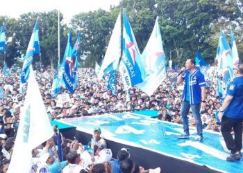 Agus Harimurti Yudhoyono dan Elly Engelbert Lasut di atas panggung kampanye. (foto: Barta1) barta1