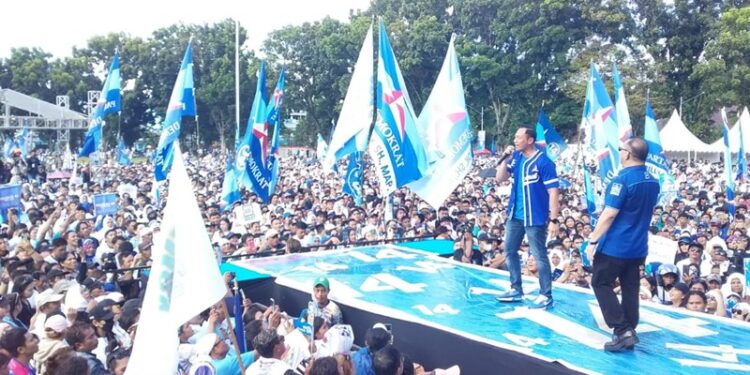 Agus Harimurti Yudhoyono dan Elly Engelbert Lasut di atas panggung kampanye. (foto: Barta1) barta1