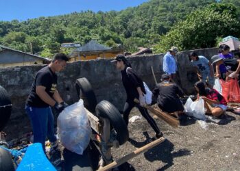 Aksi angkat sampah di Kelurahan Lembeh Batulubang Bitung (Foto:istimewa)