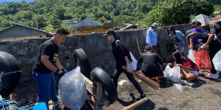 Aksi angkat sampah di Kelurahan Lembeh Batulubang Bitung (Foto:istimewa)
