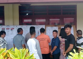 Pemilih yang sudah berada di lokasi TPS 02 Desa Kabaruan.