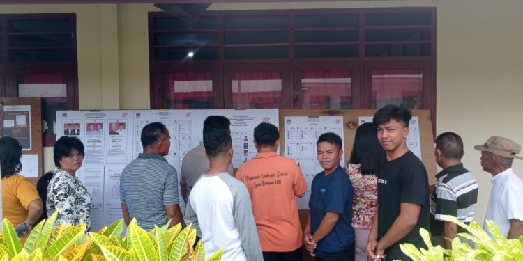 Pemilih yang sudah berada di lokasi TPS 02 Desa Kabaruan.