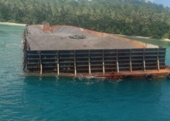 Potret tongkang yang diduga merusak dermaga Ganalo.