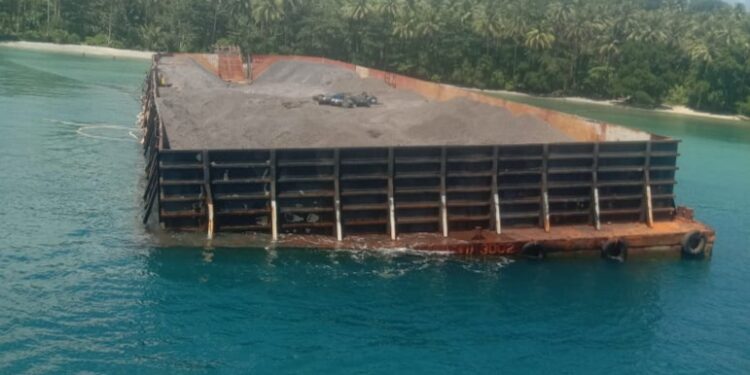 Potret tongkang yang diduga merusak dermaga Ganalo.