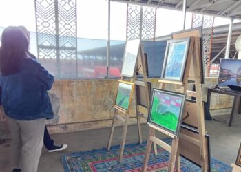 IYD North Sulawesi Utara Saat Melihat Karya Seni Anak-anak. (Foto meikel/barta)