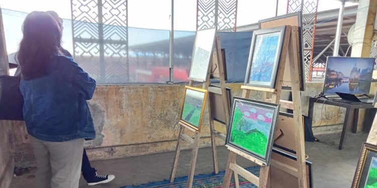 IYD North Sulawesi Utara Saat Melihat Karya Seni Anak-anak. (Foto meikel/barta)
