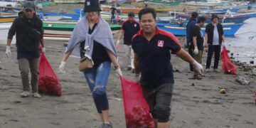 Karyawan Alfamidi Saat Mengangkat Sampah. (Foto: istimewa)