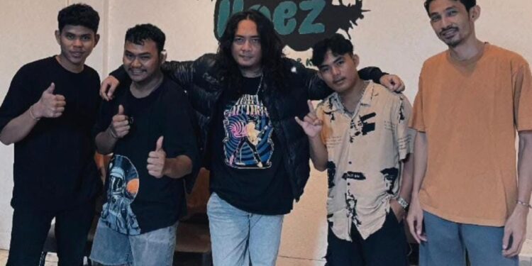 Owner dan staf Kedai Kopi Bungkoez. (foto: istimewa)