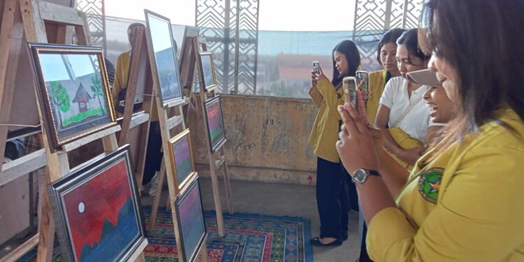 Pameran seni anak-anak binaan Komunitas Dinding Manado (Foto: meikel/Barta)