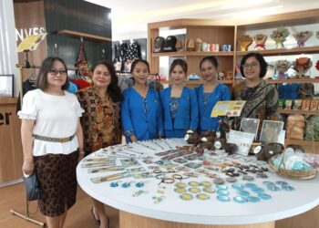 Para Pimpinan Jurusan AB Polimdo bersama Mahasiswa di Galeri Investasi. (Foto: meikel/Barta)