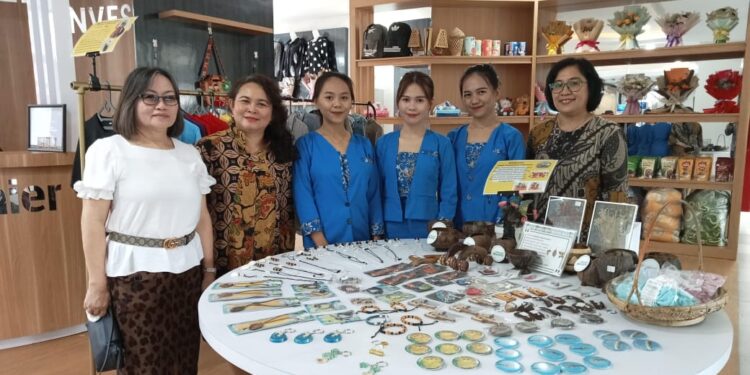 Para Pimpinan Jurusan AB Polimdo bersama Mahasiswa di Galeri Investasi. (Foto: meikel/Barta)