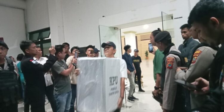 Proses pemindahan Kotak Suara. (Foto: meikel/barta1)