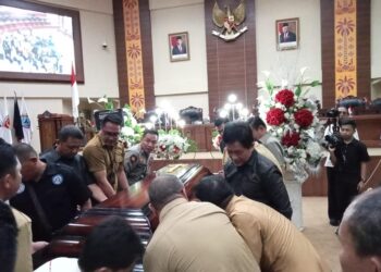 Proses persemayaman Almarhum Ir. Herry Rotinsulu, MSi. (Foto: Meikel/barta)