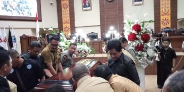 Proses persemayaman Almarhum Ir. Herry Rotinsulu, MSi. (Foto: Meikel/barta)