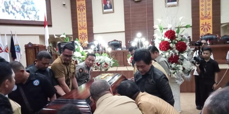 Proses persemayaman Almarhum Ir. Herry Rotinsulu, MSi. (Foto: Meikel/barta)