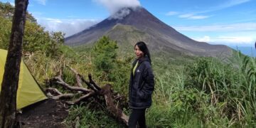 Sifra Kolompoy saat berada di Gunung Soputan. (Foto: istimewa)
