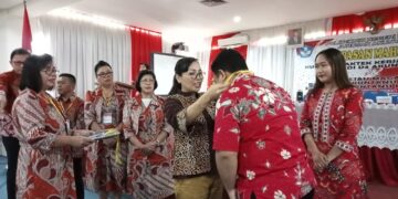 Wadir 1 Polimdo, DR. Tineke Saroinsong, SST., M.ENG, saat melepaskan mahasiswa Polimdo. (Foto:Meikel/barta)