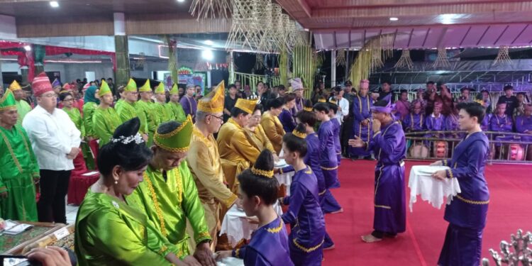 Foto: Salah satu ritual dalam upacara adat Tulude, yaitu Menahulending tembonang banua. (Dok. Rendy/barta1)