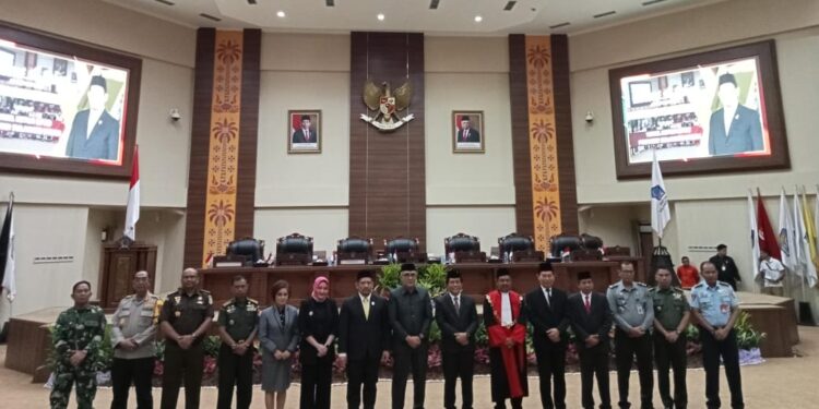 Foto Bersama Pimpinan DPRD Sulut, Eksekutif dan Forkopimda. (Foto: Meikel Barta1.com)