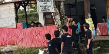 Para penggiat alam melakukan pencabutan paku di pohon. (Foto: Meikel/barta)