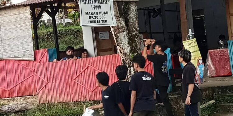 Para penggiat alam melakukan pencabutan paku di pohon. (Foto: Meikel/barta)