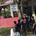 Para penggiat alam melakukan pencabutan paku di pohon. (Foto: Meikel/barta)