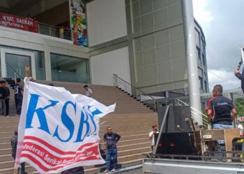 Demonstrasi KSBSI Kota Manado di Gedung DPRD Sulut. (Foto: istimewa)