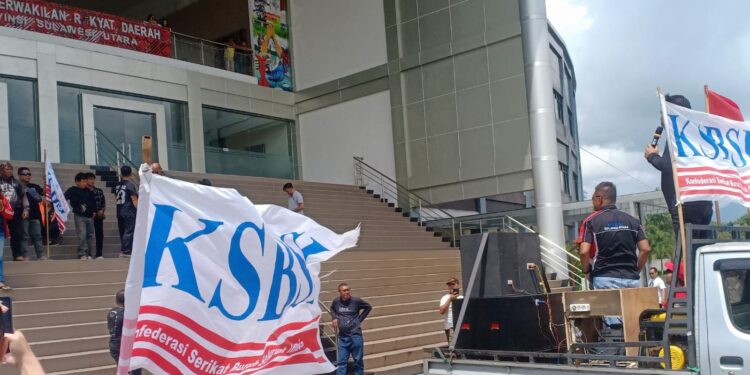 Demonstrasi KSBSI Kota Manado di Gedung DPRD Sulut. (Foto: istimewa)