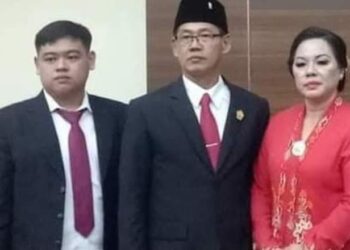 Alm Briando Satrio Honandar bersama kedua orang tua. (Foto: istimewa)