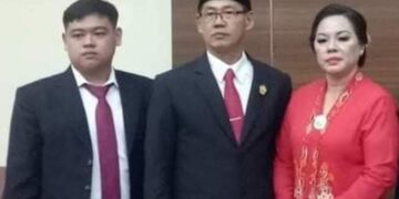 Alm Briando Satrio Honandar bersama kedua orang tua. (Foto: istimewa)