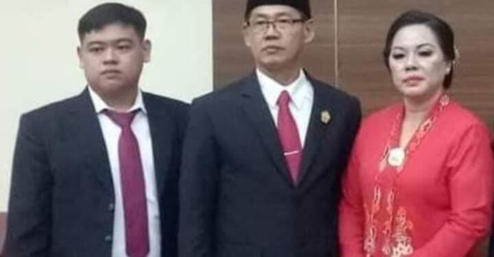 Alm Briando Satrio Honandar bersama kedua orang tua. (Foto: istimewa)