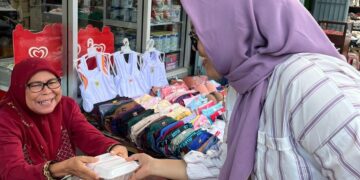 Anggota PPRMA saat berbagi takjil. (Foto: istimewa)