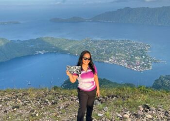 Kirana Mangimbulude saat berada di puncak Gunung Api Leweran. (foto: istimewa)