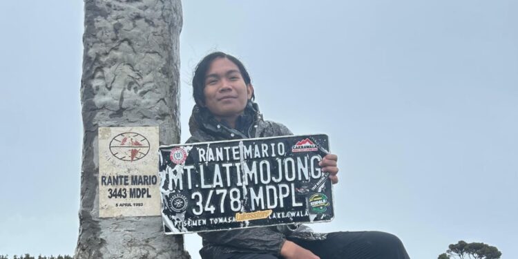 Patrick Paendong saat berada di Puncak Gunung Latimojong. (Foto: istimewa)