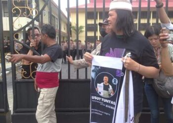 Demonstrasi AJI Manado di depan Polda Sulut. (Foto : istimewa)
