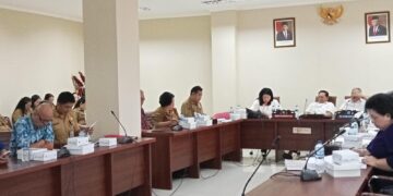 Sandra Rondonuwu saat mempertanyakan persoalan cap tikus. (foto: istimewa)