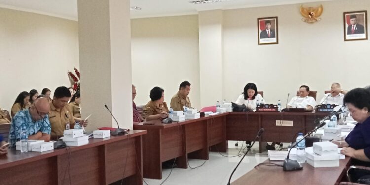 Sandra Rondonuwu saat mempertanyakan persoalan cap tikus. (foto: istimewa)