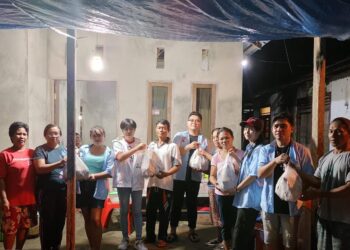 Praka Sulut saat menyerahkan bantuan ke masyarakat. (Foto: Istimewa)