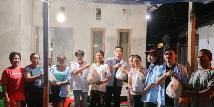 Praka Sulut saat menyerahkan bantuan ke masyarakat. (Foto: Istimewa)