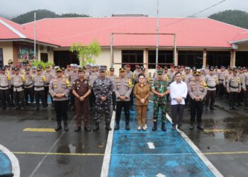 Foto: PJ. Bupati Sangihe bersama Pam Pemilu 2024. (Dok. Istimewa)