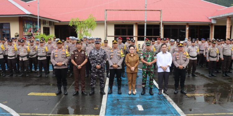 Foto: PJ. Bupati Sangihe bersama Pam Pemilu 2024. (Dok. Istimewa)