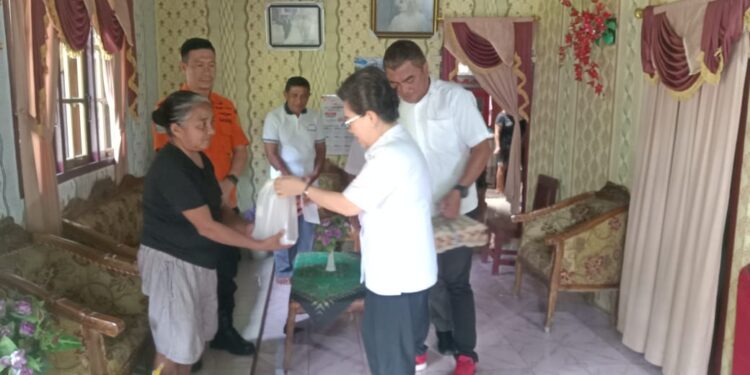 Foto: PJ. Bupati Sangihe mengunjungi keluarga nelayan yang hilang. (Dok. Istimewa)