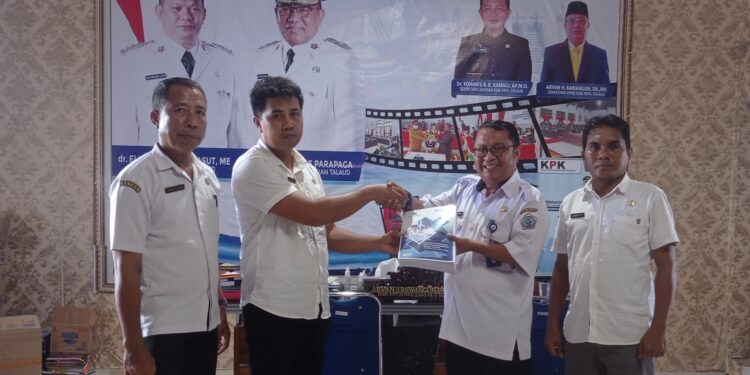 Sekretaris DPRD Kabupaten Kepulauan Talaud Arvan Bawangun, S.H., M.H saat menerima dokumen LKPJ Pemerintah Daerah tahun 2023.